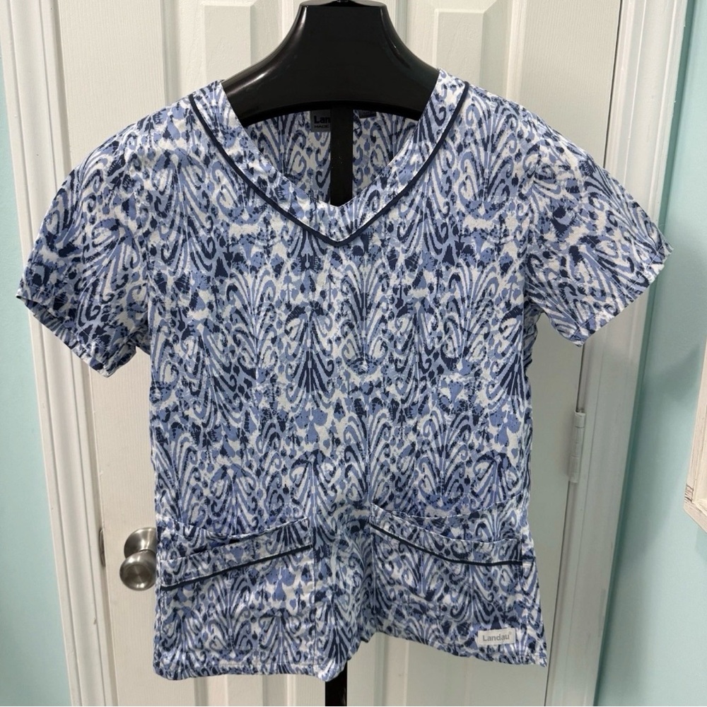 Landau Women’s XSM Ceil Blue White Navy Patterned Pocket V-Neck Scrub Top
